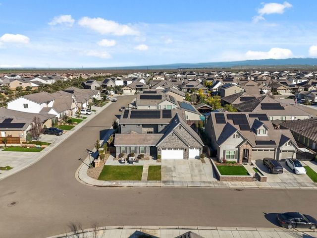 785 Ponderosa Way W, Madera, CA 93636