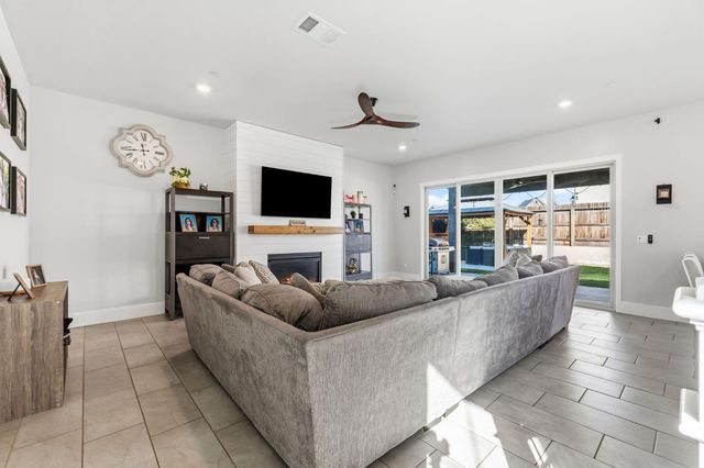 785 Ponderosa Way W, Madera, CA 93636