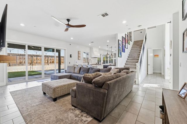 785 Ponderosa Way W, Madera, CA 93636