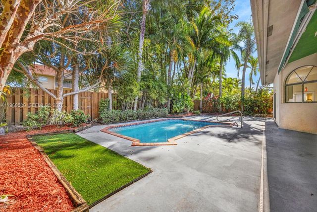 10635 SW 158th Pl, Miami, FL 33196