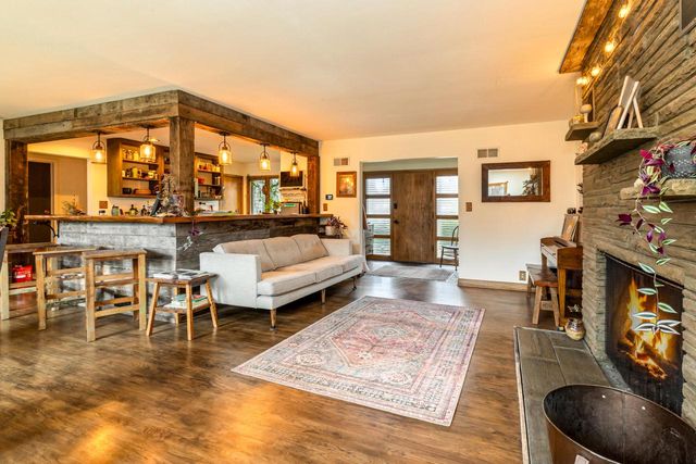 923 W Montclaire AVENUE, Glendale, WI 53217