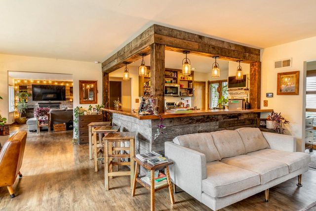 923 W Montclaire AVENUE, Glendale, WI 53217