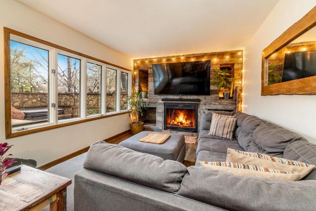 923 W Montclaire AVENUE, Glendale, WI 53217