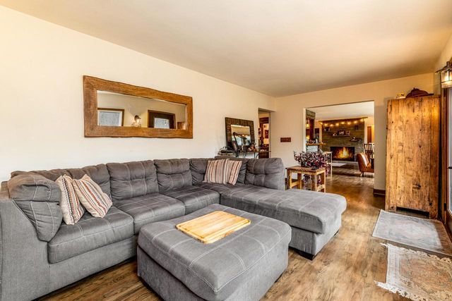 923 W Montclaire AVENUE, Glendale, WI 53217