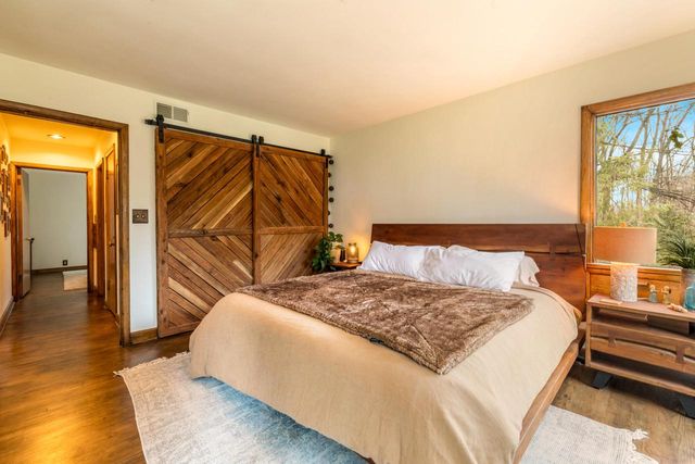 923 W Montclaire AVENUE, Glendale, WI 53217