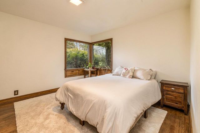 923 W Montclaire AVENUE, Glendale, WI 53217