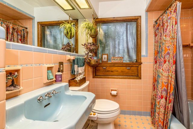 923 W Montclaire AVENUE, Glendale, WI 53217