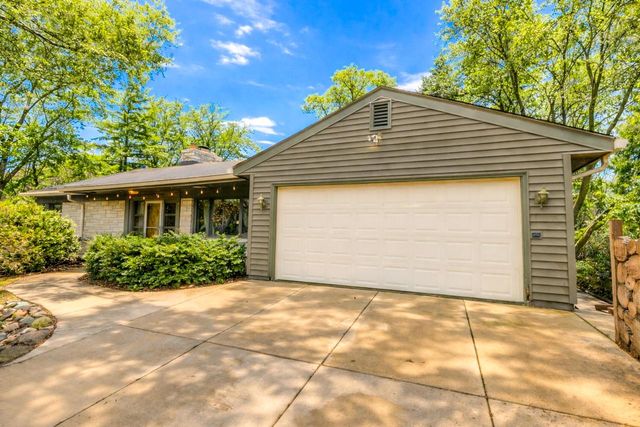 923 W Montclaire AVENUE, Glendale, WI 53217