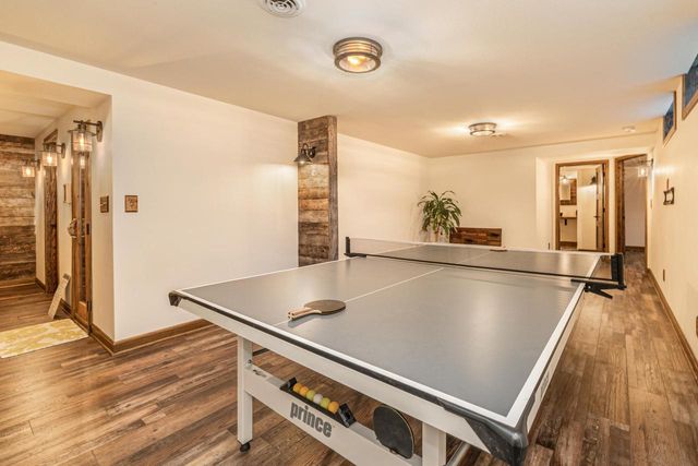 923 W Montclaire AVENUE, Glendale, WI 53217