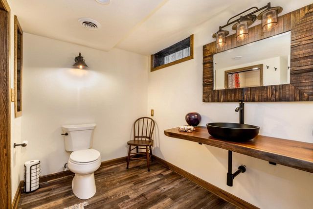 923 W Montclaire AVENUE, Glendale, WI 53217