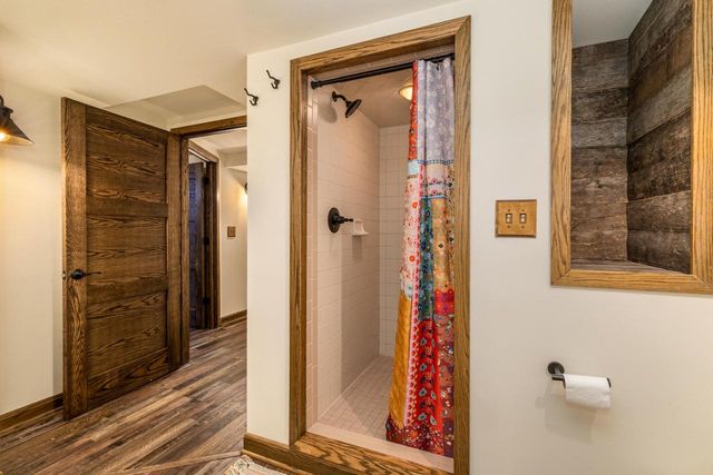 923 W Montclaire AVENUE, Glendale, WI 53217