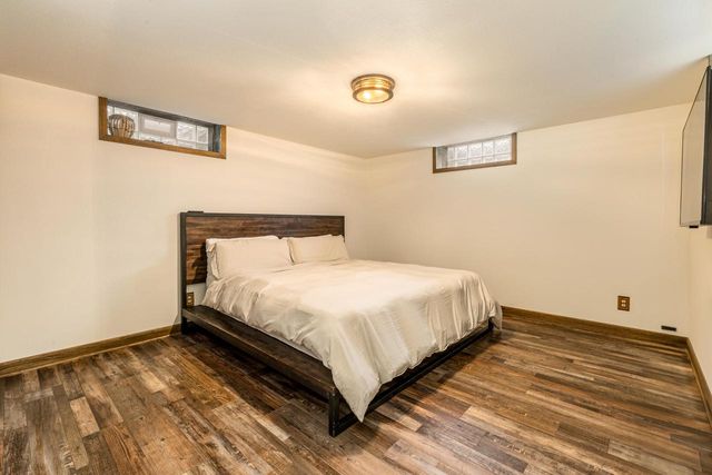 923 W Montclaire AVENUE, Glendale, WI 53217