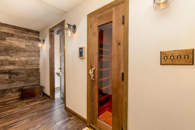 923 W Montclaire AVENUE, Glendale, WI 53217