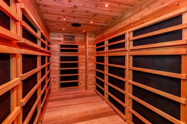 923 W Montclaire AVENUE, Glendale, WI 53217