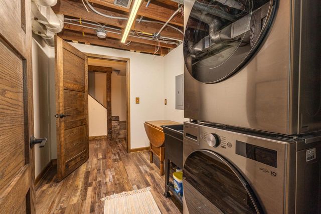 923 W Montclaire AVENUE, Glendale, WI 53217