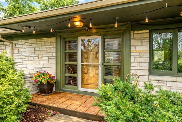 923 W Montclaire AVENUE, Glendale, WI 53217