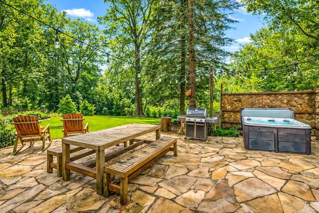 923 W Montclaire AVENUE, Glendale, WI 53217