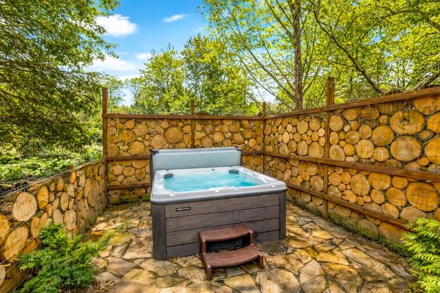 923 W Montclaire AVENUE, Glendale, WI 53217