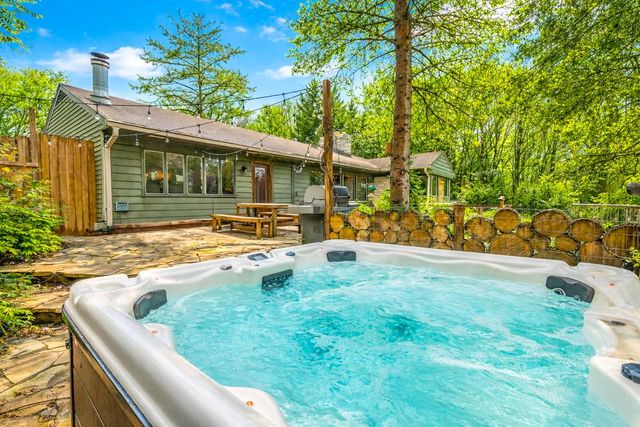 923 W Montclaire AVENUE, Glendale, WI 53217