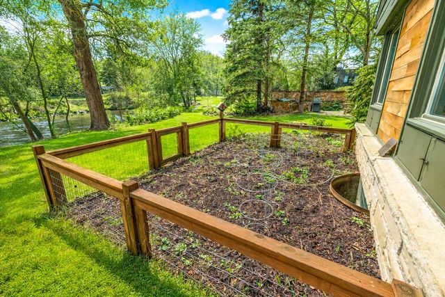 923 W Montclaire AVENUE, Glendale, WI 53217