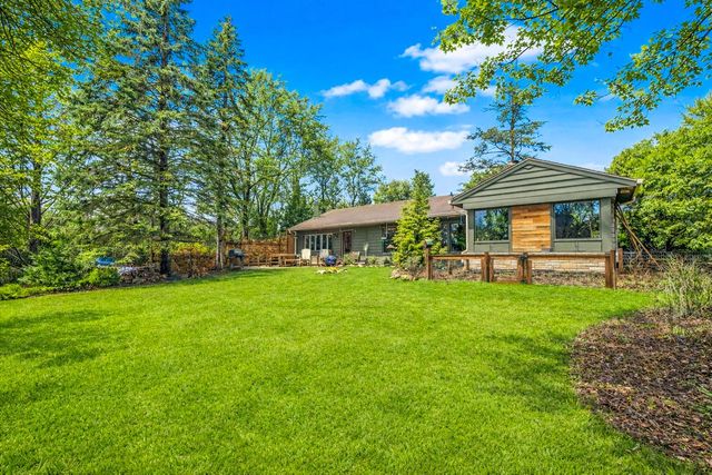 923 W Montclaire AVENUE, Glendale, WI 53217