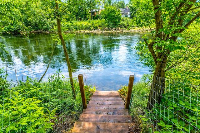 923 W Montclaire AVENUE, Glendale, WI 53217