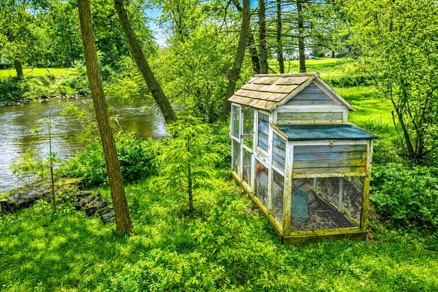 923 W Montclaire AVENUE, Glendale, WI 53217