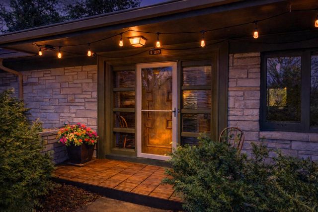 923 W Montclaire AVENUE, Glendale, WI 53217