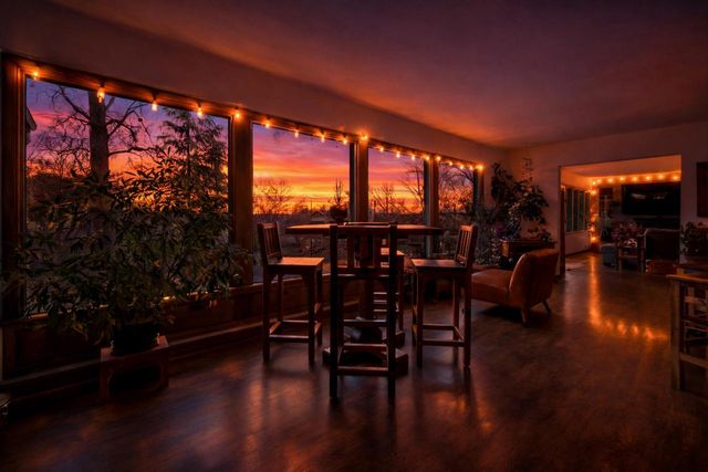 923 W Montclaire AVENUE, Glendale, WI 53217