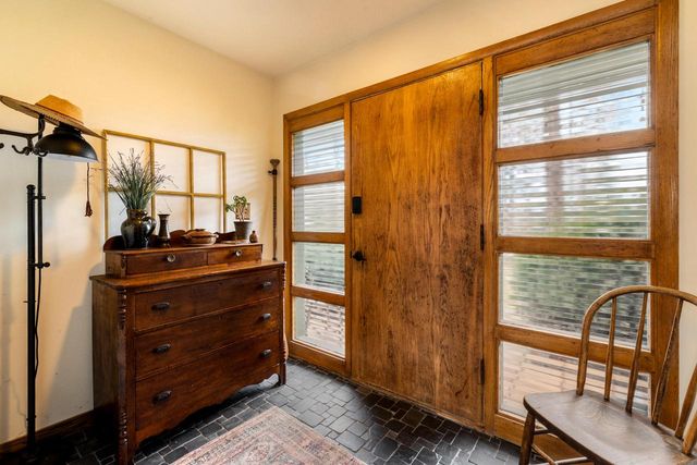 923 W Montclaire AVENUE, Glendale, WI 53217