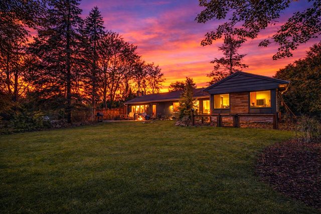 923 W Montclaire AVENUE, Glendale, WI 53217