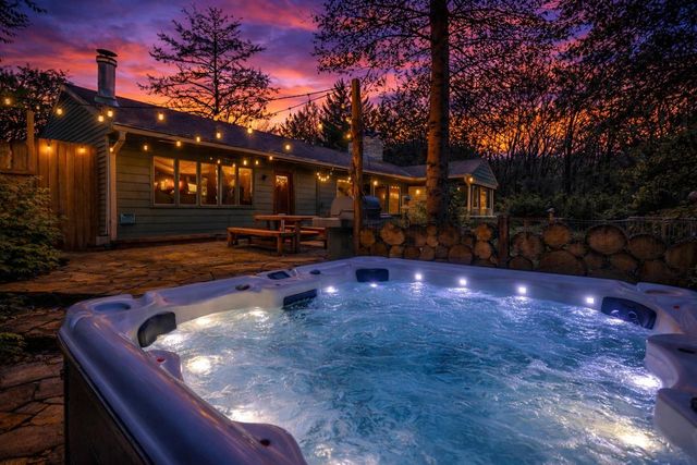 923 W Montclaire AVENUE, Glendale, WI 53217