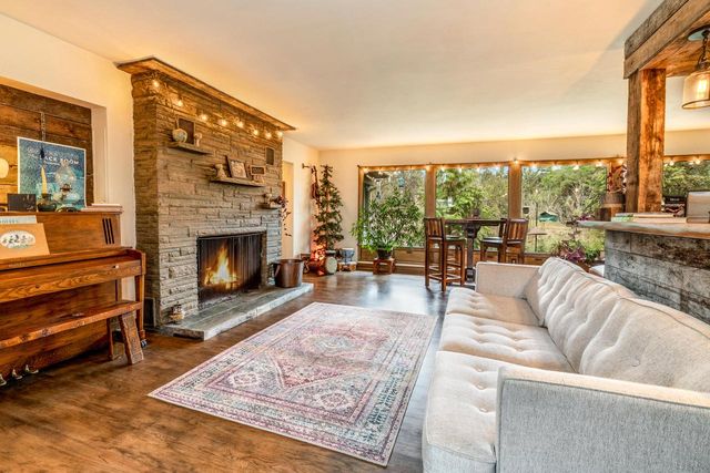 923 W Montclaire AVENUE, Glendale, WI 53217