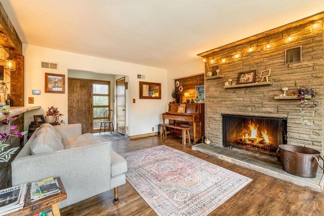 923 W Montclaire AVENUE, Glendale, WI 53217