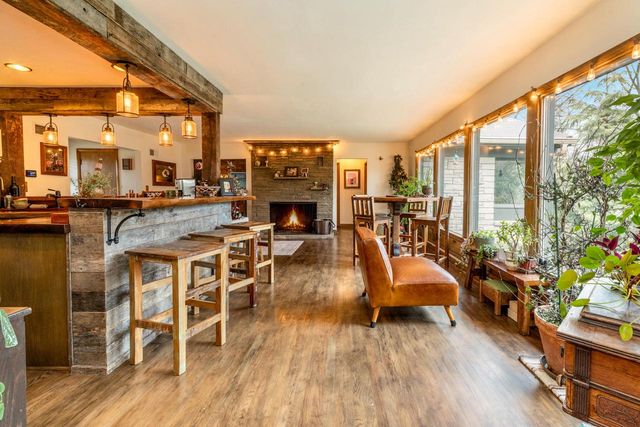 923 W Montclaire AVENUE, Glendale, WI 53217