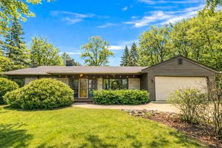 923 W Montclaire AVENUE, Glendale, WI 53217