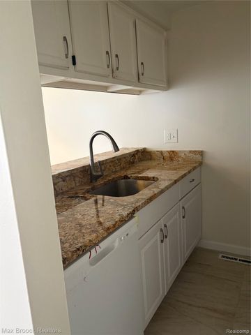 35129 TERRYBROOK Drive 27, Sterling Heights, MI 48312