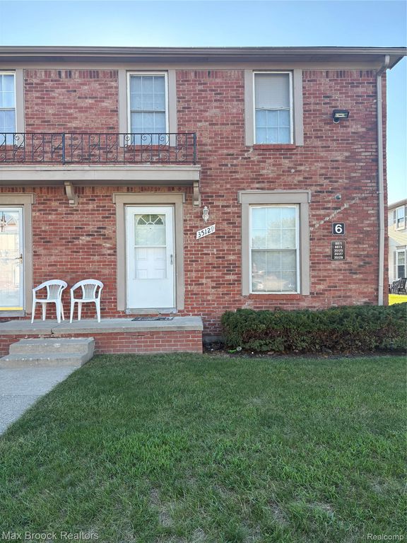 35129 TERRYBROOK Drive 27, Sterling Heights, MI 48312