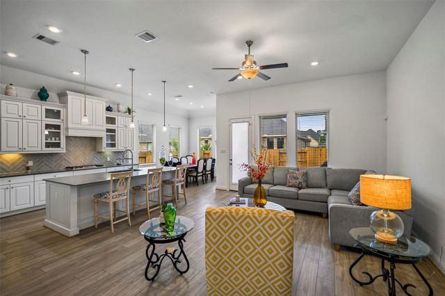 1112 Sienna Forest Lane, Pinehurst, TX 77362