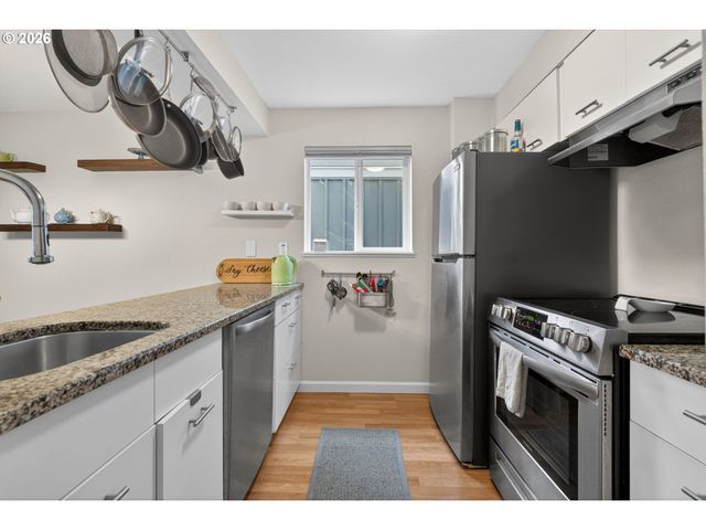 47 EAGLE CREST Dr 13, Lake Oswego, OR 97035