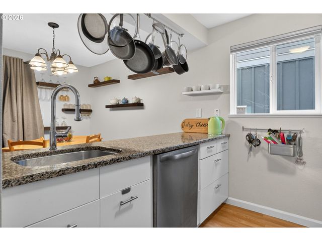 47 EAGLE CREST Dr 13, Lake Oswego, OR 97035