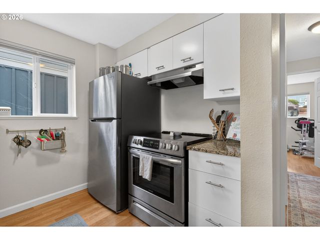 47 EAGLE CREST Dr 13, Lake Oswego, OR 97035