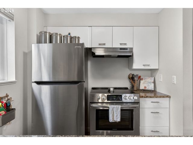 47 EAGLE CREST Dr 13, Lake Oswego, OR 97035