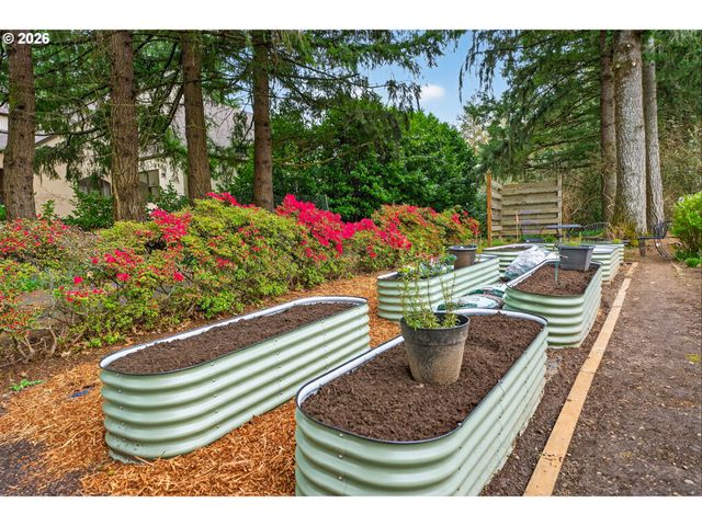 47 EAGLE CREST Dr 13, Lake Oswego, OR 97035