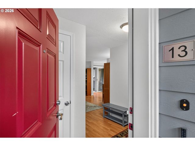 47 EAGLE CREST Dr 13, Lake Oswego, OR 97035