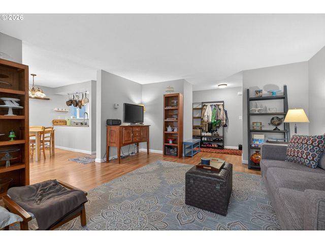 47 EAGLE CREST Dr 13, Lake Oswego, OR 97035