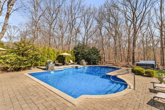 24 Ramsey Court, East Setauket, NY 11733
