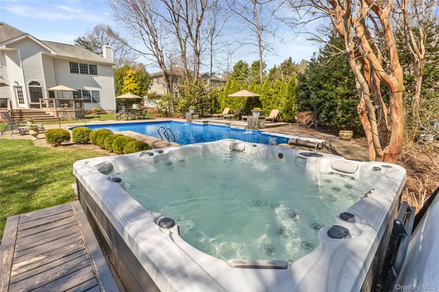 24 Ramsey Court, East Setauket, NY 11733
