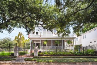 215 Bayland Avenue, Houston, TX 77009