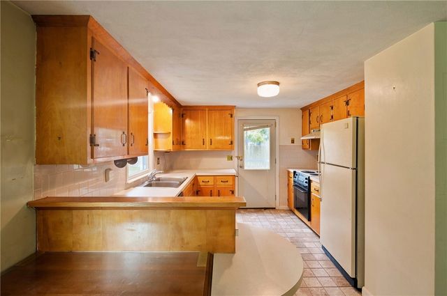 63 Bourbon Street, Portsmouth, RI 02871